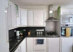 Microondas, horno, placa de cocina