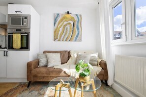 TV - Central Square Apartments (London)