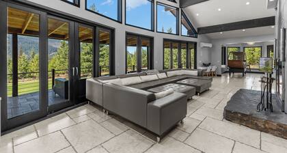 Pineapple Lodge Sleeps 25 With Guest House Sweeping Views Private Retreat.