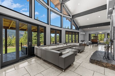 Pineapple Lodge Sleeps 25 With Guest House Sweeping Views Private Retreat.