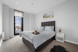 2 bedrooms, desk, iron/ironing board, travel crib - Modern Stylish Apartment: Manchester (Greater Manchester)