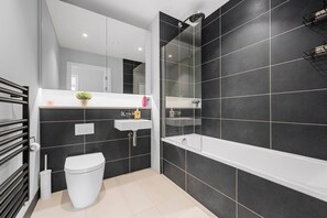 Hair dryer, towels, soap, shampoo - Modern Stylish Apartment: Manchester (Greater Manchester)