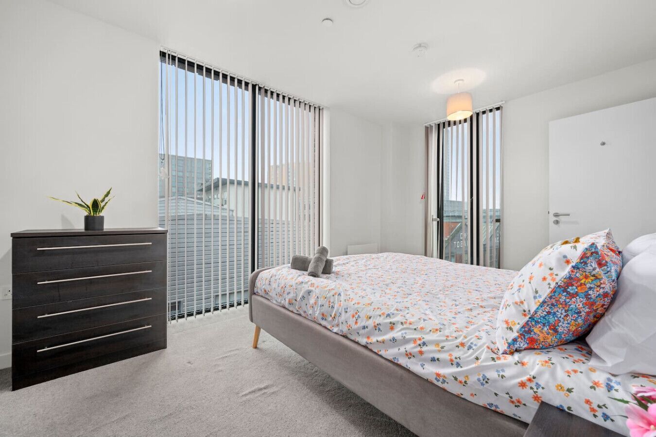 2 chambres, bureau, fer et planche à repasser, lit parapluie