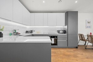 冷蔵庫、電子レンジ、オーブン、コンロ