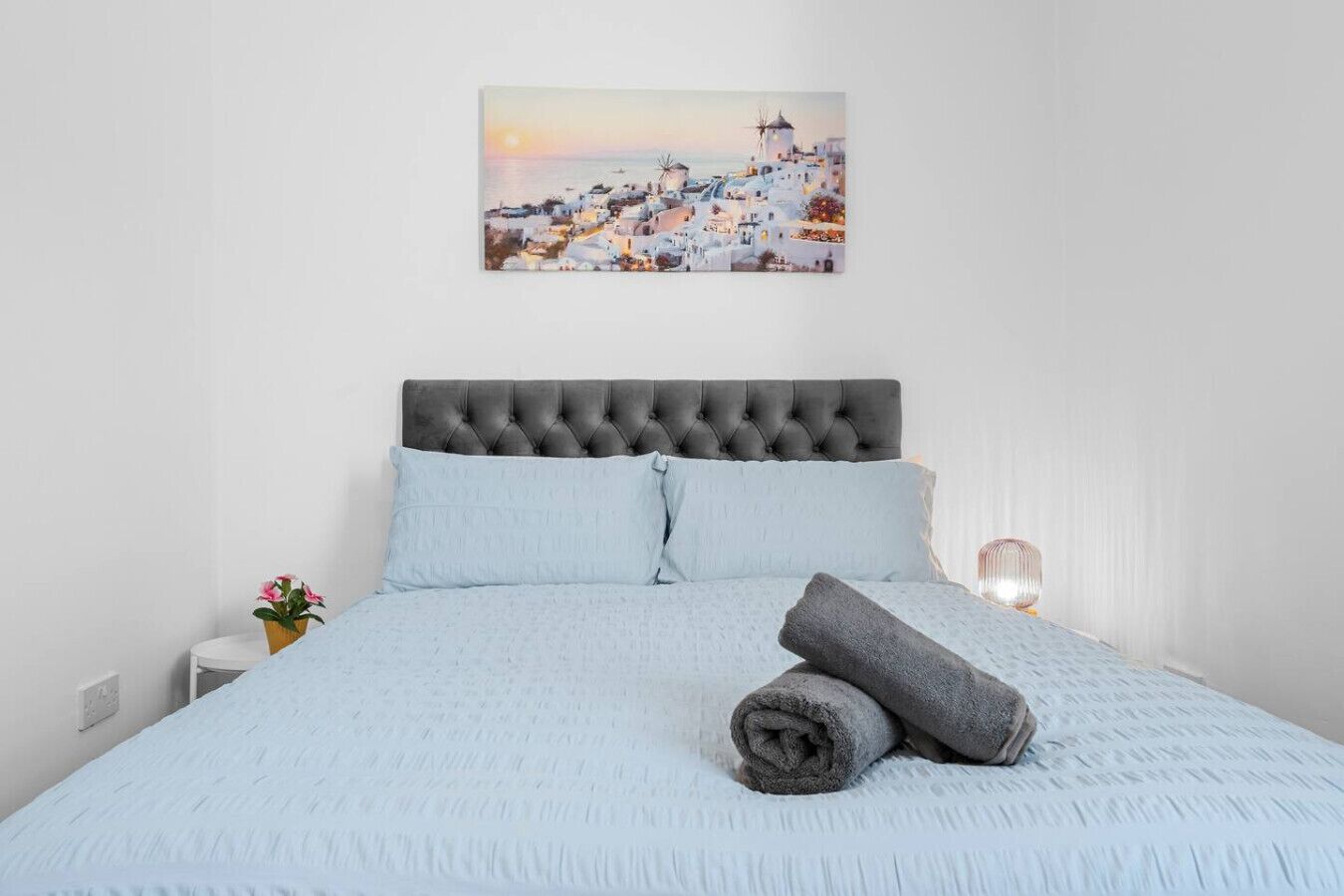 3 habitaciones, escritorio y tabla de planchar con plancha 