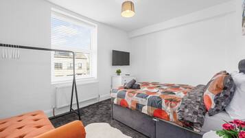 3 bedrooms, desk, iron/ironing board, travel crib