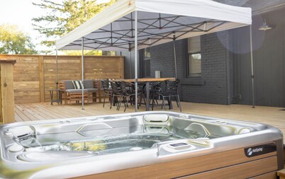 Highland Woods Farm 4BR w/ Private Lake, Sauna and Hot Tub in the Grey Highlands