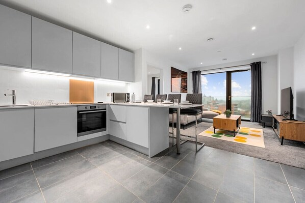 Kühlschrank, Mikrowelle, Ofen, Herdplatte