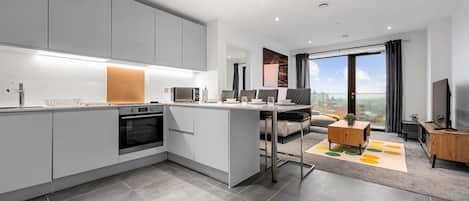 Réfrigérateur, micro-ondes, four, plaque de cuisson