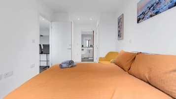 2 sovrum, skrivbord, strykjärn/strykbräda och resesäng