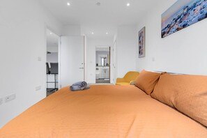 2 Schlafzimmer, Schreibtisch, Bügeleisen/Bügelbrett, Reisekinderbett