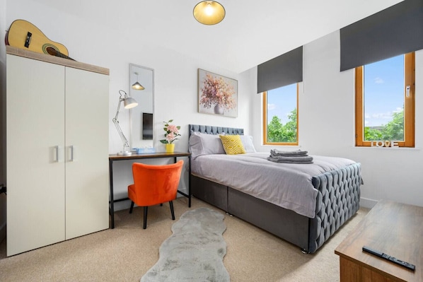 3 bedrooms, desk, iron/ironing board, travel cot