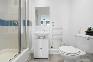 Hair dryer, towels, soap, toilet paper - Three Bedroom Apartment: Picadilly Gardens (Greater Manchester)