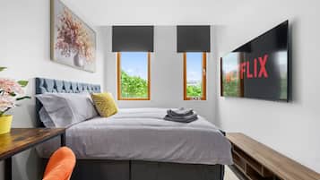 3 bedrooms, desk, iron/ironing board, travel crib