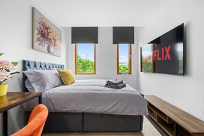 3 bedrooms, desk, iron/ironing board, travel crib - Three Bedroom Apartment: Picadilly Gardens (Greater Manchester)