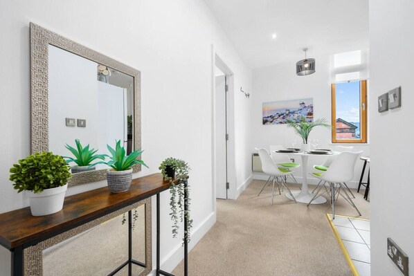 Dining - Three Bedroom Apartment: Picadilly Gardens (Greater Manchester)