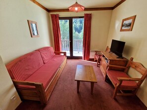 TV - Ski-in/ski-out & foot of the slopes, 1st floor, view mountain, terrace, balcony, tv, ski locker (Valfréjus)