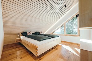 2 makuuhuonetta, tallelokero huoneessa, vauvan matkasänky