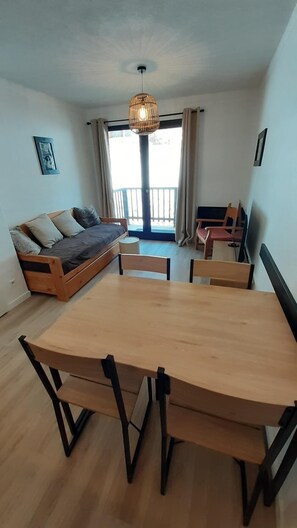 Interior - 100m from resort center, 1st floor, view ski slopes, terrace, balcony, tv, ski locker, 28m² (Valfréjus)