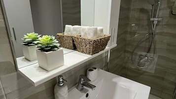 Een douche, een haardroger, handdoeken, zeep