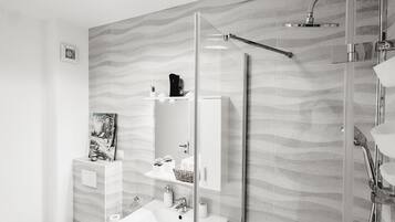 Doccia, asciugacapelli, asciugamani, sapone