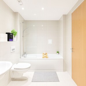 Chuveiro, secador de cabelo, toalhas de banho, sabonete