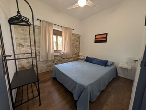 2 chambres, fer et planche à repasser, literie fournie