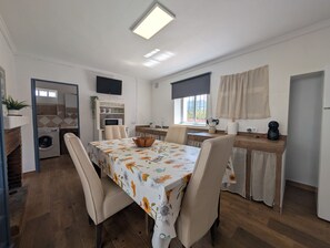 Una cucina compatta con forno a microonde, lavello e macchina da caffè sul piano di lavoro.