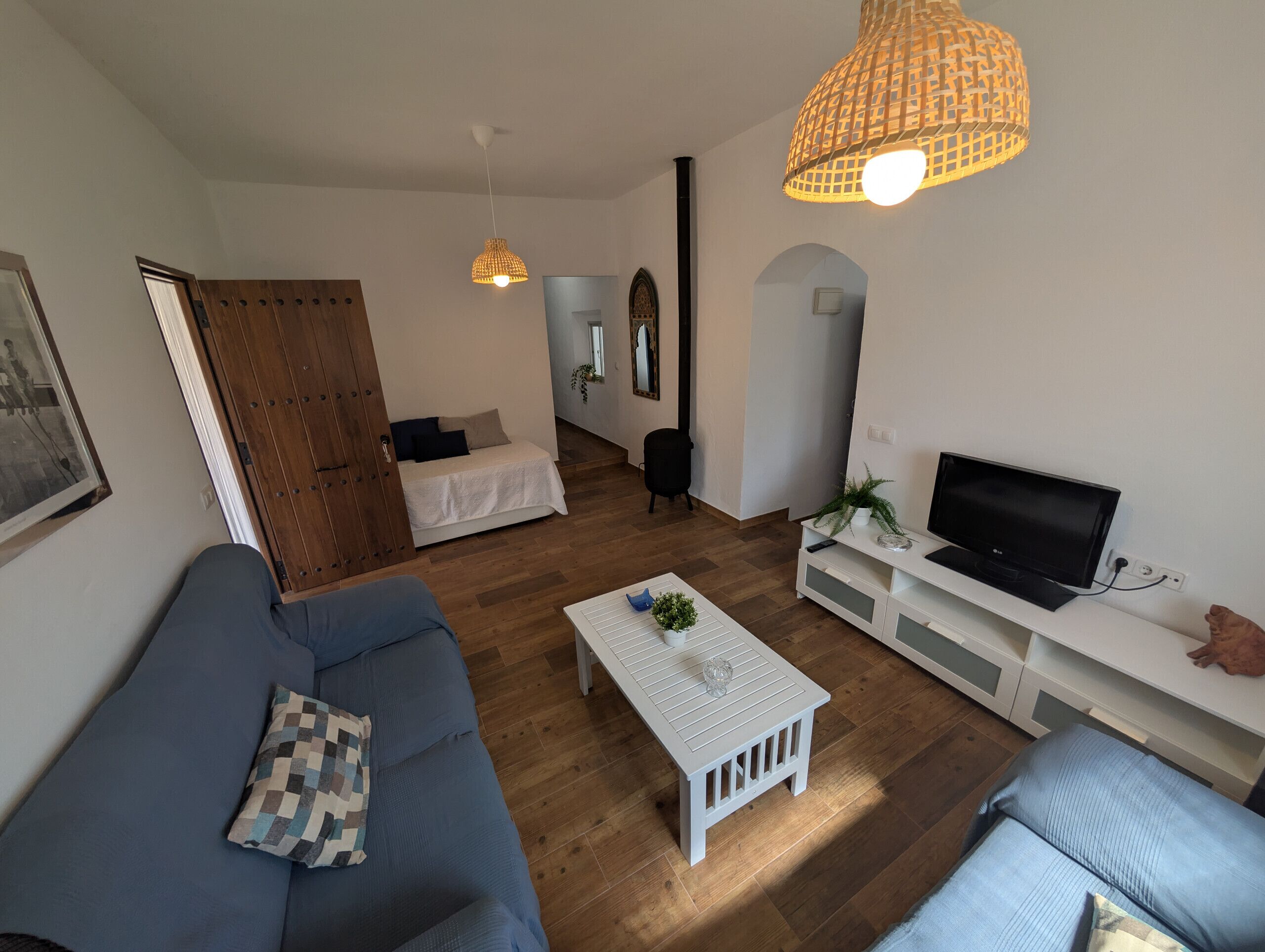 Een televisie en een open haard