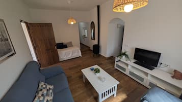 Una televisión, una chimenea