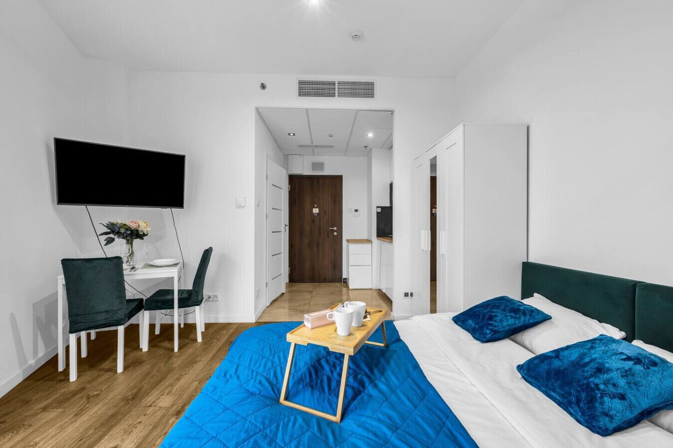 Een strijkplank/strijkijzer, gratis wifi, beddengoed