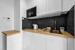 Fridge, microwave, stovetop, dishwasher