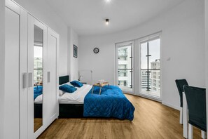 Een strijkplank/strijkijzer, gratis wifi, beddengoed