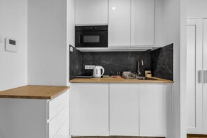 Réfrigérateur, micro-ondes, plaque de cuisson, lave-vaisselle