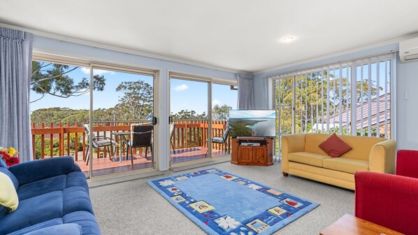 DVD player, books - Baybreeze by Experience Jervis Bay (Vincentia)
