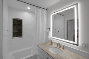 Douche, sèche-cheveux, serviettes fournies, savon