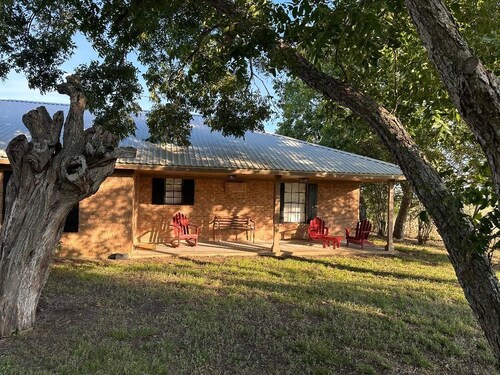 Meadow View Ranch House - A spacious 4-bedroom farmhouse in the Round Top area