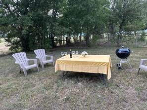 Property grounds - Meadow View Ranch House - A spacious 4-bedroom farmhouse in the Round Top area (Fayetteville)