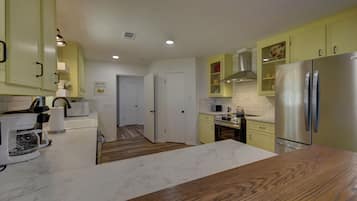 冰箱、微波炉、烤箱、炉灶