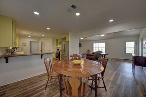 Interior - Meadow View Ranch House - A spacious 4-bedroom farmhouse in the Round Top area (Fayetteville)