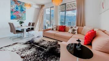 Appartement Supérieur, vue mer | Coin séjour | Télévision LCD de 42 pouces avec chaînes par satellite