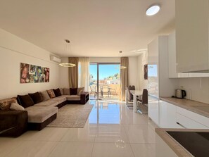 Deluxe-Apartment | Wohnbereich | 42-Zoll-LCD-Fernseher mit Satellitenempfang