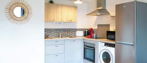 Fridge, microwave, oven, coffee/tea maker