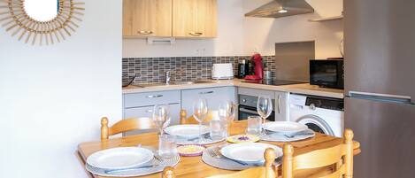 Een koelkast, een microgolfoven, een oven