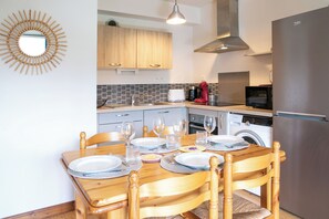 Jääkaappi, mikroaaltouuni, uuni, kahvin-/teenkeitin