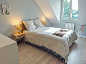 2 bedrooms, iron/ironing board, WiFi, bed sheets - Le Pin Doré - Wifi - Centre-ville (Laval)