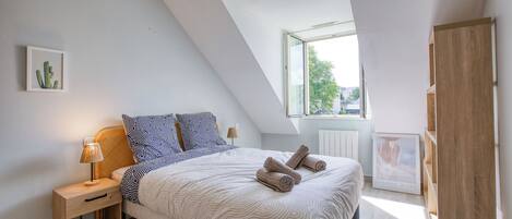 2 bedrooms, iron/ironing board, WiFi, bed sheets