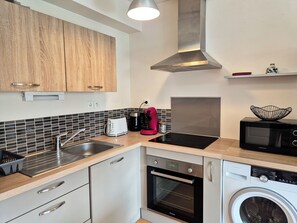 Fridge, microwave, oven, coffee/tea maker