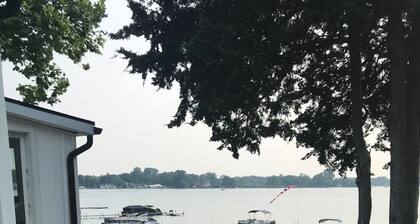 Beautiful 3-bedroom LAKEFRONT home near Ann Arbor