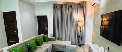 Perhehuoneisto, parveke, kaupunkinäköala | Yksityinen keittiö | Täysikokoinen jääkaappi, mikroaaltouuni, uuni, liesi